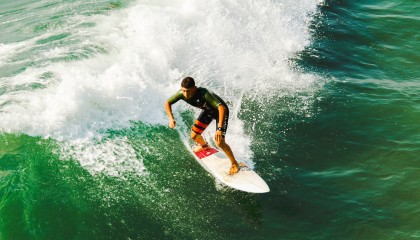 爱游戏-100 Thieves黑马之路持续，黑马uiue